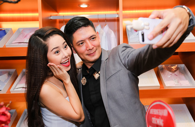 Cả hai hào hứng chụp ảnh selfie cùng nhau