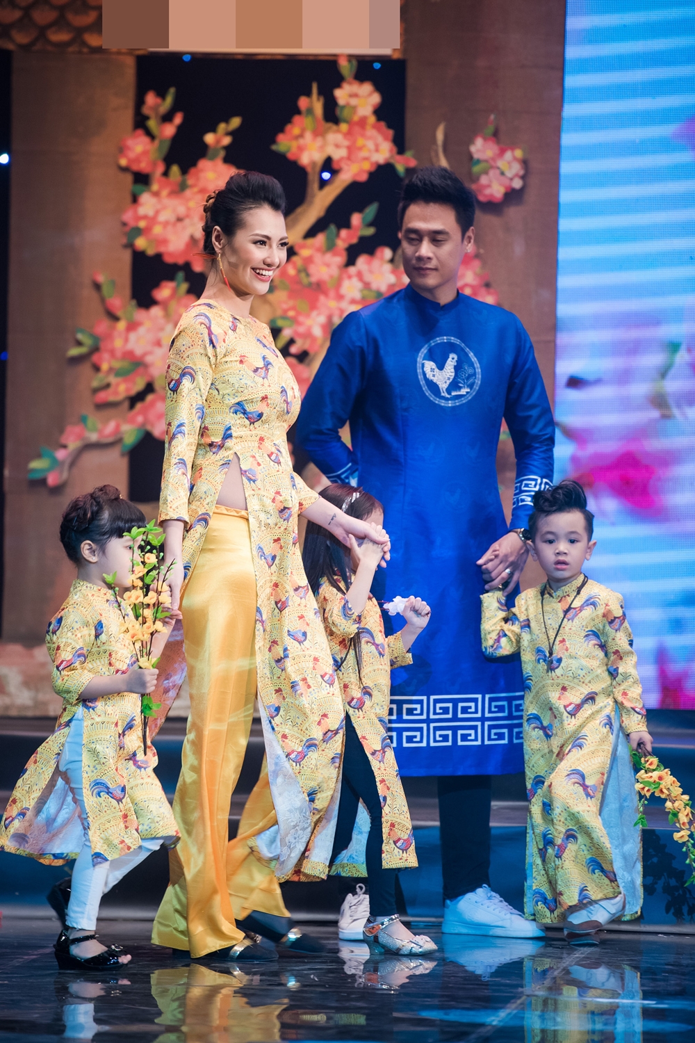 Chưa lấy lại được vóc dáng hoàn toàn nhưng Hồng Quế giữ thần thái catwalk tự tin, bản lĩnh.