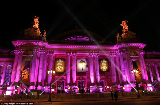 Grand Palais, Paris, Pháp là nơi diễn ra show diễn của Victorias Secret năm nay phủ kín một màu hồng gợi cảm.