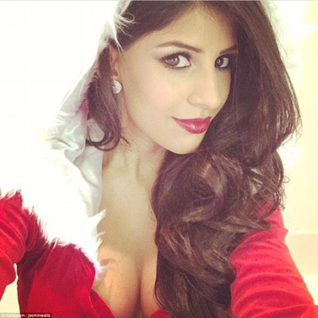 Jasmin Walia làm bà Noel gợi cảm