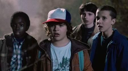 Lấy bối cảnh những năm 1980 tại thị trấn Hawkins yên bình, “Stranger things” mở đầu bằng sự kiện cậu bé Will đột nhiên mất tích một cách bí ẩn và mẹ cậu, Joyce ngày đêm tìm kiếm con trai mình trong tuyệt vọng. Bức màn dần được vén lên khi Joyce phát hiện ra rằng sự biến mất của con trai rất có thể dính dáng đến chính phủ và những thế lực siêu nhiên. Có nội dụng viễn tưởng không mới lạ so với nhiều series khác cùng thể loại, điều khiến “Stranger things” trở thành hiện tượng của năm 2016 chính là cách khai thác câu chuyện khéo léo, nhiều bất ngờ cùng dàn diễn viên tuyệt vời với màu sắc hoài cổ của những năm 80 trải dài trong từng khung hình.