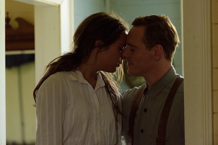 Nhờ vào việc “phim giả tình thật”, nụ hôn của Michael Fassbender và Alicia Vikander trong “The light between oceans” dễ dàng ghi điểm trong mắt khán giả bằng sự ăn ý, tự nhiên và đầy chân thành