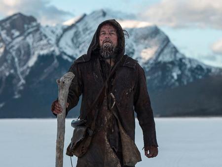 “The Revenant” không chỉ gặt hái được thành công vang dội về mặt doanh thu với hơn 500 triệu đô la mà tác phẩm của đạo diễn Alejandro González Iñárritu còn giúp nam tài tử Leonardo DiCaprio có cơ hội được lần đầu tiên nâng cao tượng vàng Oscar danh giá.