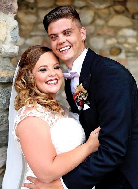 Sau 10 năm gắn bó mặn nồng, cuối cùng hai ngôi sao Catelynn Lowell và Tyler Baltierra cũng quyết định nên vợ nên chồng với một hôn lễ trong mơ tổ chức ở Charlevoix, Michigan.