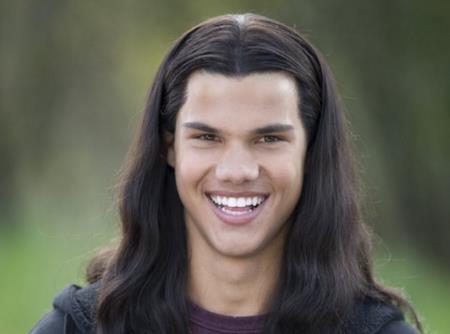Nam diễn viên 9x Taylor Lautner vẫn còn khá trẻ khi đóng loạt phim “Twilight” nhưng ở phần phim đầu tiên, các nhà sản xuất vẫn muốn Taylor phải trông thực sự trẻ trung và giải pháp được lựa chọn là: gắn thêm cho nam diễn viên một mái tóc thật dài. Dĩ nhiên, ngoại hình của Taylor Lautner đã bị chê bai thậm tệ và may mắn là ở những phần phim sau nam diễn viên đã được “xuống tóc”.