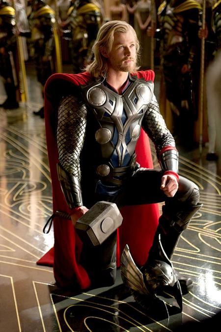 Ngôi sao đến từ xứ sở chuột túi Chris Hemsworth đã có một màn lột xác ấn tượng khi hóa thân thành thần sấm Thor trong loạt phim cùng tên của Marvel. Với hình thể săn chắc cùng ngoại hình nam tính, Chris Hemsworth đã nhanh chóng khẳng định tên tuổi tại Hollywood và luôn là cái tên khiến các fan nữ phải “đứng ngồi không yên”.