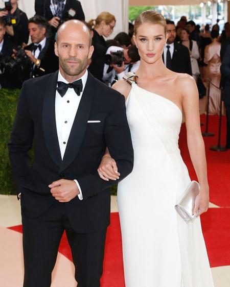 Mối quan hệ giữa Jason Statham và Rosie Huntington-Whiteley vẫn hết sức gắn bó dù cho chàng hơn nàng tới 20 tuổi và tháng 01/2016, cặp sao đã đính hôn với nhau sau gần 6 năm hò hẹn