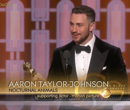 Aaron Taylor-Johnson nhận giải Nam diễn viên phụ xuất sắc nhất Quả cầu vàng 2017.