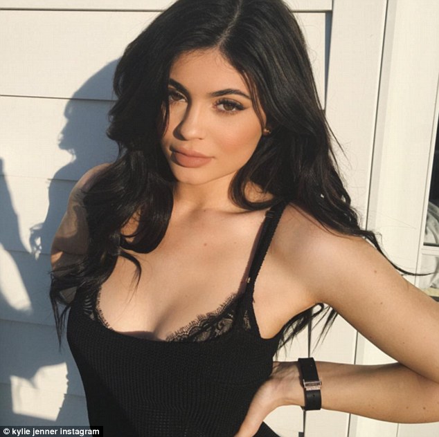 Fans đồn đoán Kylie Jenner mới nâng ngực