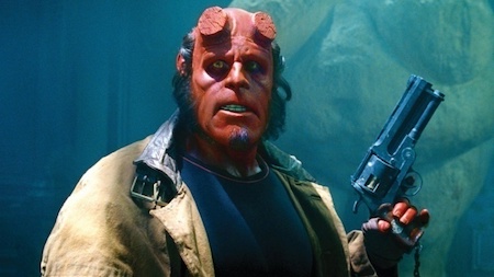 Khi tham gia bộ phim “Hellboy” của đạo diễn Guillermo del Toro, thay vì sử dụng công nghệ CGI, Ron Perlman lại lựa chọn cách thức hoá trang sao cho thật giống với nguyên bản truyện tranh.