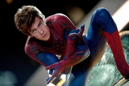 Trước khi tham gia vào loạt phim “The amazing Spider-man”, Andrew Garfield mới chỉ được khán giả nhớ đến qua một số tác phẩm tiêu biểu như “The social network” hay “Never let me go”. Và sau khi có cơ hội hóa thân thành chàng siêu anh hùng biết bắn tơ nhện, Andrew Garfield đã “nổi như cồn” tại Hollywood và trở thành sự lựa chọn đầy ưa thích của các nhà sản xuất.