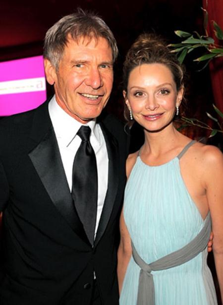 Khoảng cách 22 tuổi chưa bao giờ là một vấn đề cản trở tình cảm giữa Harrison Ford và Calista Flockhart, hồi năm 2010, cặp đôi lệch tuổi này đã làm đám cưới và được chính Thống đốc bang New Mexico, Bill Richardson làm chủ hôn