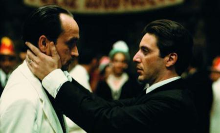 Không phải là một nụ hôn đầy đam mê của tình yêu nhưng khoảnh khắc Michael Corleone (Al Pacino) ôm hôn người anh trai Fredo (John Cazale) trong “The Godfather: Part II” thực sự đã khiến cho không ít tín đồ điện ảnh phải nín thở