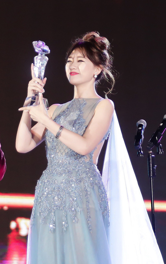 Hari Won bất ngờ được vinh danh với 2 giải thưởng âm nhạc dành cho ca khúc Anh cứ đi đi.