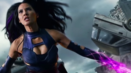 Để có thể mặc vừa bộ đồ trong “X-Men: Apocalypse”, Olivia Munn cần tới sự trợ giúp của hai người phụ nữ và rất nhiều dầu bôi trơn. Lên phim thì mọi thứ đều gợi cảm và hoàn hảo nhưng thực tế, Olivia Munn đã phải rất khổ sở khi diễn xuất.