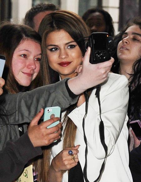 Selena Gomez được fans khen vì chịu khó chụp hình giao lưu