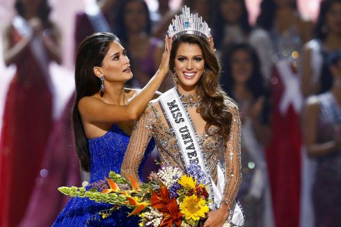 Iris Mittenaere đăng quang trong đêm chung kết cuộc thi Hoa hậu hoàn vũ 2016 tổ chức tại Philippines, tháng 1/2017.