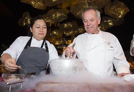 Đầu bếp Wolfgang Puck đã có 23 năm kinh nghiệm chuẩn bị cho các bữa tiệc