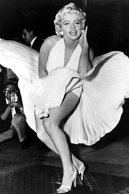 Khoảnh khắc chiếc váy trắng của huyền thoại điện ảnh Marilyn Monroe bị tốc lên trước ánh mắt chiêm ngưỡng say mê của diễn viên Tom Ewell trong bộ phim “The seven year itch” đã trở thành nỗi ghen tỵ của bất cứ phụ nữ nào trên thế giới và đây chắc chắn cũng là một trong những bộ trang phục nổi tiếng nhất mọi thời đại