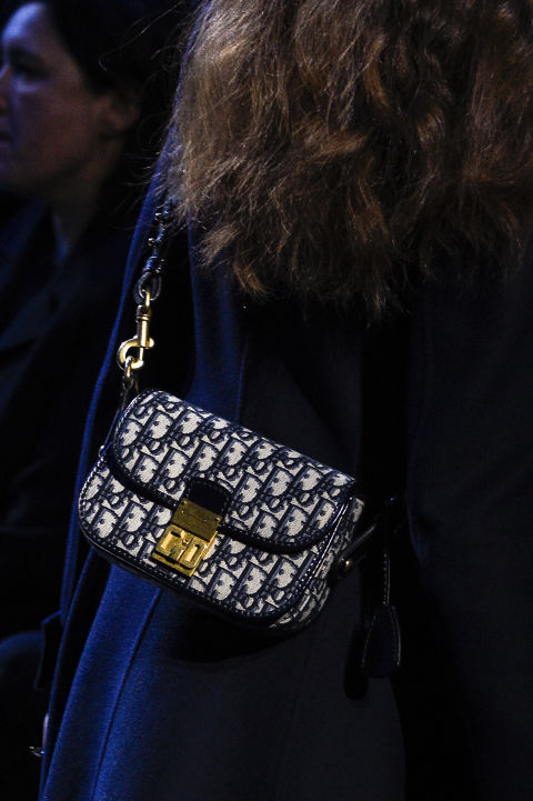 Túi Christian Dior kiểu dáng cổ điển