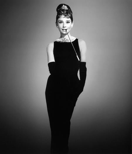 Đầm Givenchy đen được Audrey Hepburn mặc trong bộ phim hài lãng mạn “Breakfast at Tiffanys” (1961) luôn được xem là một trong những bộ trang phục biểu tượng của thế kỷ 20 và là một trong những chiếc “đầm đen nhỏ” nổi tiếng nhất mọi thời đại
