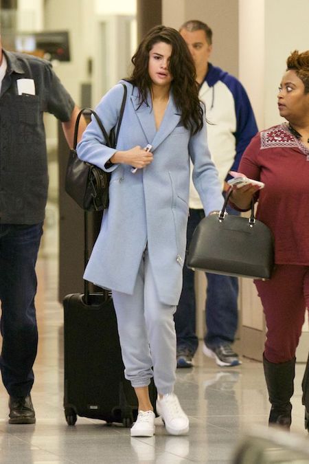 Selena Gomez tiều tuỵ tại sân bay