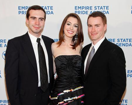 Anne Hathaway là con giữa trong gia đình, nữ diễn viên này có một người anh trai làm nhà văn và một người em trai cũng tham gia diễn xuất
