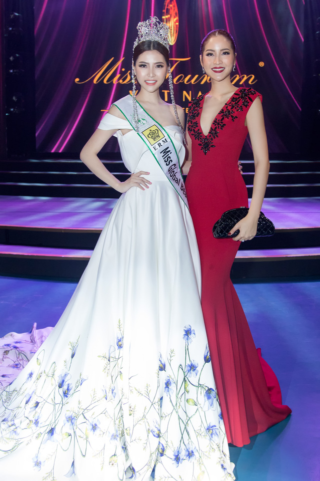 Ngọc Duyên (bên trái) xuất hiện như một nữ hoàng trong đêm Chung kết Hoa khôi Du lịch 2017. Cô rạng rỡ bên Hoa hậu Hoàn vũ Thái Lan 2007 Farung Yuthithum.