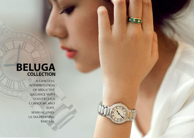 Theo đuổi vẻ đẹp thanh lịch và vĩnh cửu, EBEL tạo ra những chiếc đồng hồ Beluga với 2 dải kim cương chạy liền uốn lượn bao quanh mặt đồng hồ. Cùng những con số La Mã cách điệu và chiếc kim xanh, tổng thể thiết kế mang đậm nét cổ điển quyến rũ.