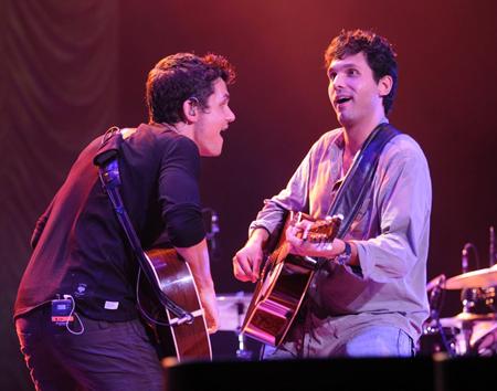 Người anh trai Carl của John Mayer từng lên sân khấu biểu diễn cùng em trai và ngay lập tức tạo được ấn tượng lớn với vẻ ngoài nam tính, cuốn hút