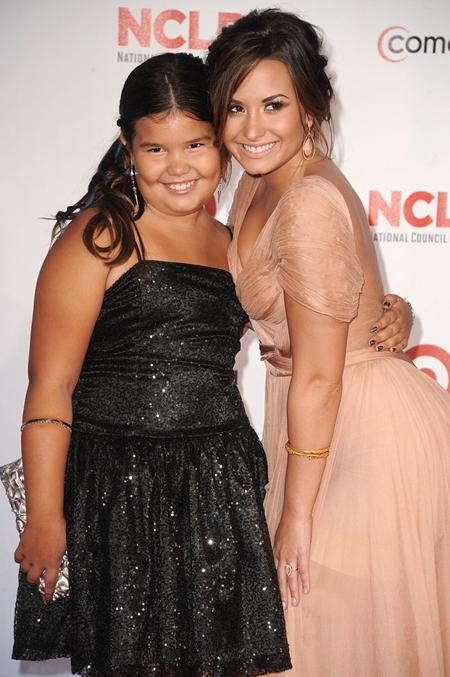 Không nhiều người biết rằng Madison De La Garza, ngôi sao nhí của bộ phim “Những bà nội trợ kiểu Mỹ” chính là cô em gái cùng mẹ khác cha của nữ ca sĩ Demi Lovato