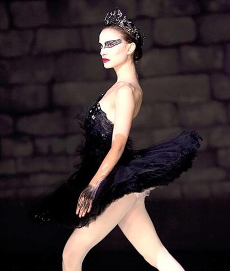 Bộ váy thiên nga đen của Natalie Portman trong tác phẩm cùng tên không chỉ xứng đáng là một kiệt tác của điện ảnh mà còn là kiệt tác của nền vũ kịch ballet