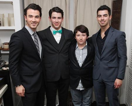 Chắc chắn các fan hâm mộ đều đã từng nghe đến nhóm nhạc Jonas Brothers với thành viên chính là anh em trai nhà Jonas, từ ông anh cả Kevin cho tới các người em Joe, Nick và Frankie Jonas, tất cả đều được thừa hưởng một ngoại hình long lanh cùng tài năng nghệ thuật thiên phú