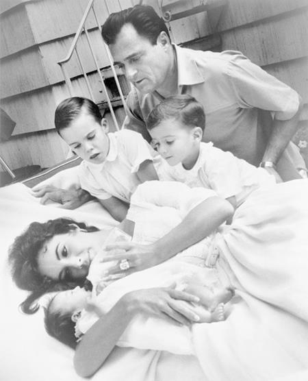 Ngoài việc kết hôn tới 8 lần, huyền thoại điện ảnh Elizabeth Taylor còn khiến công chúng phải ngạc nhiên với việc sinh hạ cậu con trai đầu lòng Michael Wilding Jr. hồi năm 1953, khi ấy nữ diễn viên chỉ mới 21 tuổi