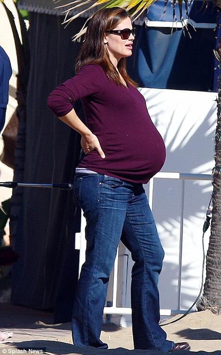 Khi mang thai lần hai, Jennifer Garner đã hết sức cố gắng che giấu chuyện bầu bí và thậm chí các đồng nghiệp của nữ diễn viên trong bộ phim “Invention of lying” cũng không hề mảy may hay biết về bí mật này.