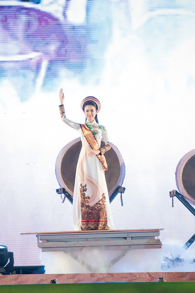 Phùng Bảo Ngọc Vân xuất hiện trên sân khấu khai mạc Lễ hội cafe Buôn Ma Thuột tối qua với tà áo dài duyên dáng.