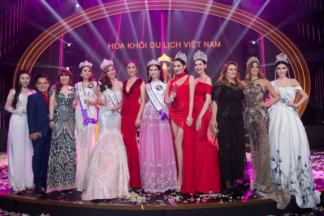 Ngọc Duyên (ngoài cùng bên phải) là một trong những thành viên giám khảo cuộc thi Hoa khôi Du lịch Việt Nam 2017.