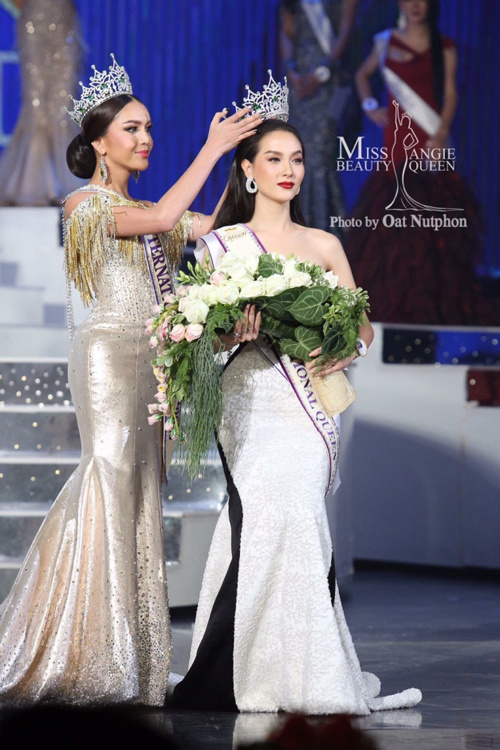 Người mẫu 23 tuổi đến từ Thái Lan - Jiratchaya Sirimongkolnawin giành vươgn miện Hoa hậu chuyển giới quốc tế năm 2016 tổ chức tại Thái Lan, ngày 10/3.
