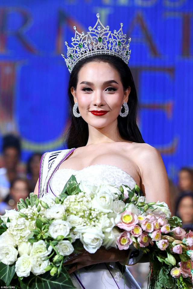 Người đẹp Jiratchaya Sirimongkolnawin đang là người mẫu kiêm nhà thiết kế thời trang tại Thái Lan.