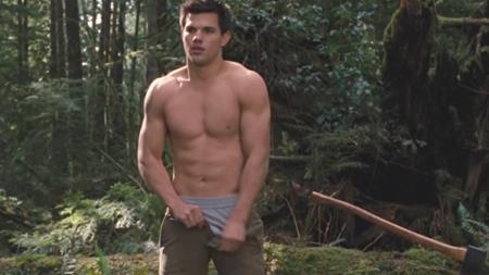 Taylor Lautner “nổi đình nổi đám” nhờ vai diễn người sói Jacob trong phim “Twilight” nhưng nam diễn viên 9x lại cảm thấy rất ưu phiền vì vai diễn này. Nguyên nhân là do khi đóng vai Jacob, Taylor Lautner thường xuyên cởi áo khoe thân và các fan hâm mộ chỉ chú ý đến hình thể của nam diễn viên này thay vì quan tâm tới chuyện diễn xuất. Taylor Lautner từng bộc bạch rằng: “Nếu có cơ hội chọn lựa thì khi đóng phim tôi sẽ không bao giờ cởi áo của mình ra nữa. Nhưng tôi đoán điều đó không được thiết thực cho lắm”.