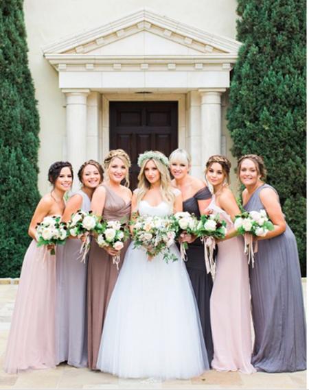 Khi Ashley Tisdale kết hôn, cô bạn thân Vanessa Hudgens đã đặc biệt tới làm phù dâu ủng hộ