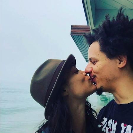 Vào dịp lễ Tình nhân vừa qua, Rosario Dawson và Eric Andre đã có một cách báo tin vui với fan vô cùng lãng mạn khi chia sẻ hình ảnh cả hai ngọt ngào khoá môi nhau ngay trên nền đại dương xanh biếc.