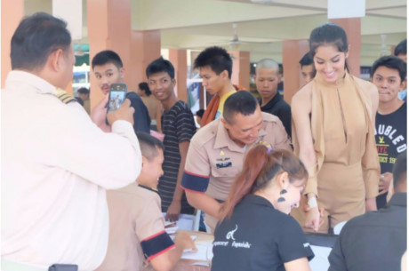 Hoa hậu chuyển giới Thái Lan xếp hàng khi khám sức khỏe quân sự