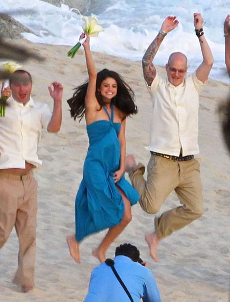 Selena Gomez cũng “quẩy” hết mình trong đám cưới bạn thân