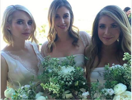 Emma Roberts cũng đã làm phù dâu trong ngày cưới của cô bạn thân là nhà thiết kế Kara Smith