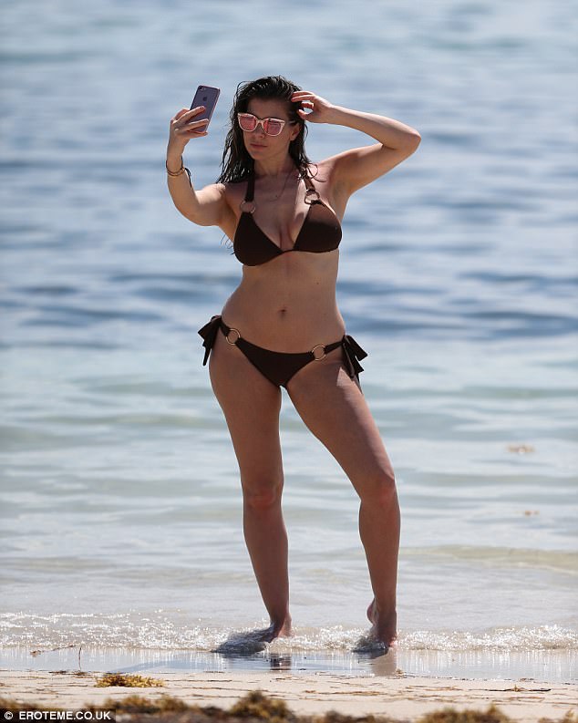 Cánh săn ảnh đã thấy hoa hậu 35 tuổi tắm nắng và thư giãn nhiều giờ bên bãi biển