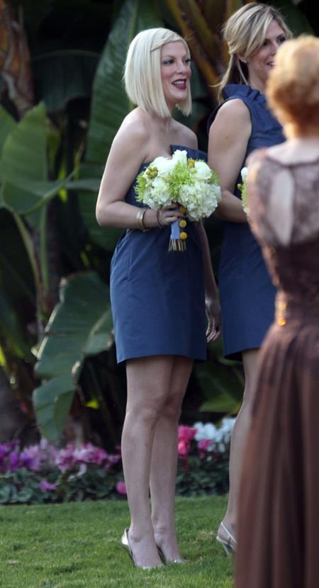 Tori Spelling vô cùng háo hức và vui vẻ khi được cầm hoa cưới trong hôn lễ bạn thân hồi năm 2011
