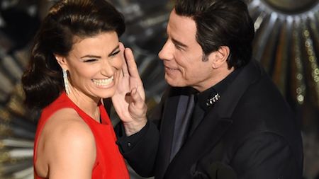 Sau sự cố đọc nhầm tên của nữ ca sĩ Idina Menzel tại lễ trao giải Oscar năm 2014, John Travolta đã bị các fan “ném đá” không thương tiếc.