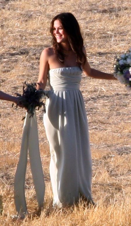 Rachel Bilson đã đặc biệt tới làm phù dâu ủng hộ cho hôn lễ của Josh Schwartz và Jill Stonerock